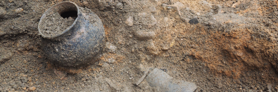 Conjunto de cerámicas medievales completas localizadas en una excavación urbana de la ciudad de León
